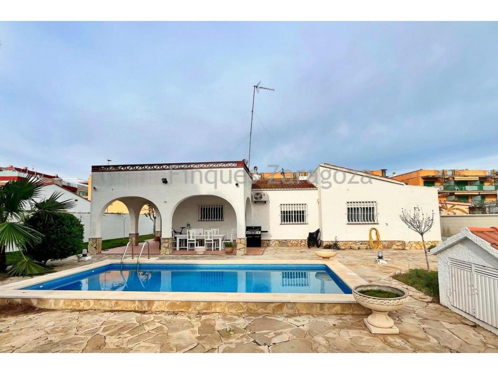 Dieses charmante Küstenchalet bietet eine hervorragende Gelegenheit für alle, die eine Immobilie in unmittelbarer Strandnähe suchen. Es befindet sich in der begehrten Gegend Eucaliptus im Ebro-Delta, umgeben von beeindruckender Natur und zahlreichen Freizeit-, Sport- und Naturaktivitäten.Das Chalet verfügt über eine Wohnfläche von 124 m² und liegt auf einem vollständig umzäunten Grundstück, das Privatsphäre und Sicherheit bietet. Im hinteren Bereich befindet sich ein großzügiger privater Swimmingpool, während die große Dachterrasse ideal für gesellige Abende oder entspannte Stunden mit Meeresbrise ist.Das Innere der Immobilie ist hell, geräumig und sehr gepflegt. Beim Betreten gelangt man in eine große Küche sowie einen Wohn-/Essbereich. Ein Flur führt vom Wohnbereich zu den drei Schlafzimmern — ein Einzelzimmer und zwei Doppelzimmer — sowie zu einem Hauptbadezimmer. Eines der Doppelzimmer verfügt über ein Bad en suite.Das Chalet ist mit Klimaanlage (warm/kalt) sowie einer Zentralheizung mit Heizkörpern im gesamten Haus ausgestattet und bietet somit ganzjährigen Wohnkomfort. Kürzlich wurden mehrere Verbesserungen vorgenommen, darunter eine komplett erneuerte Wasserinstallation.Besonders hervorzuheben ist, dass die Immobilie über eine gültige touristische Vermietungslizenz verfügt, was sie ideal als Ferienimmobilie oder Kapitalanlage macht.Die Stadt Amposta ist in nur 15 Autominuten erreichbar und bietet sämtliche Dienstleistungen und Einrichtungen des täglichen Bedarfs.